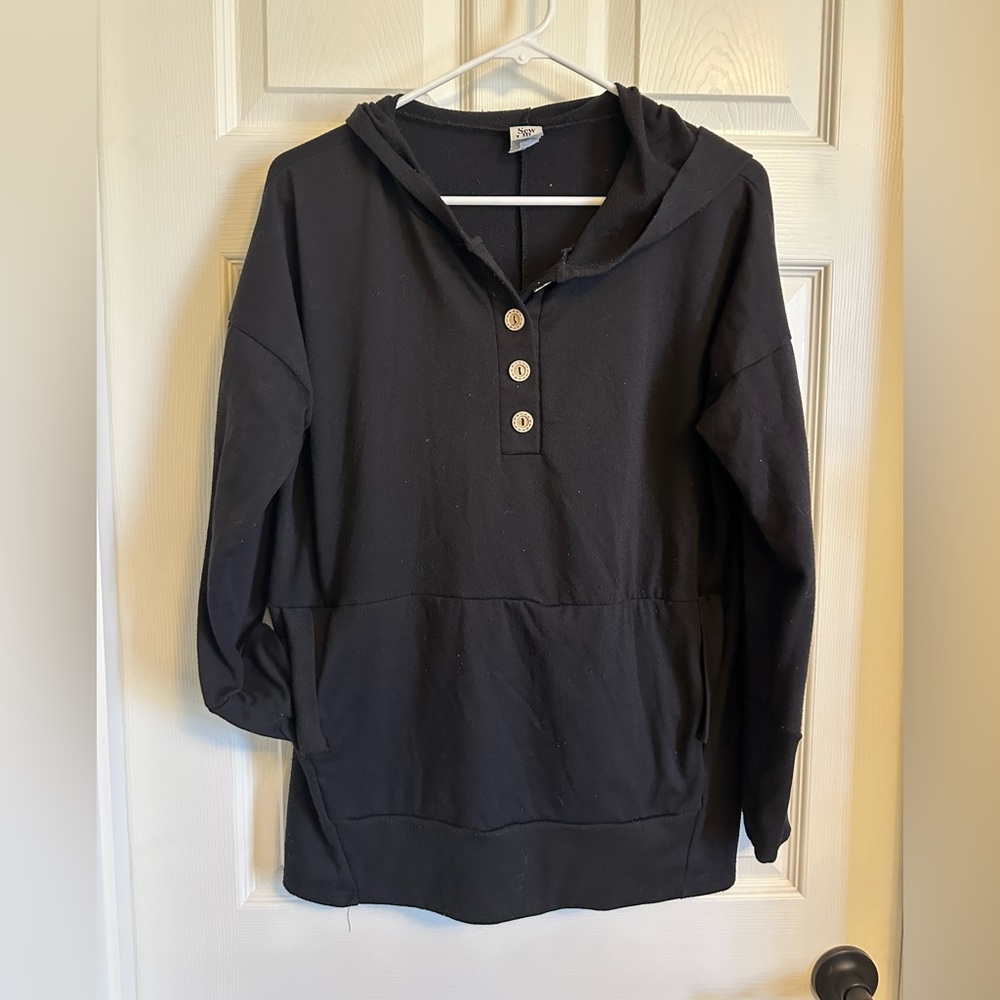 Black gossip with buttons and thumb holes